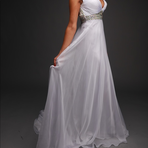 White gown with jewels - Picture 7 of 8